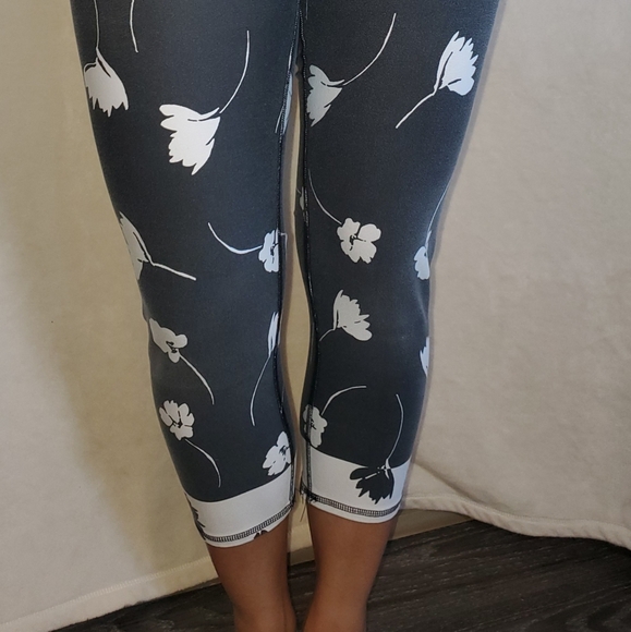 Fabletics salar Capri leggings - Picture 6 of 10